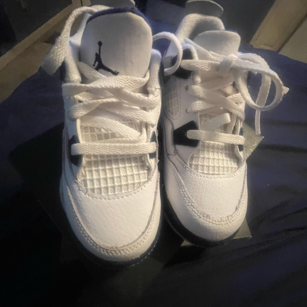 Toddler boy Jordan retro 4, size 9 , white/midnight navy